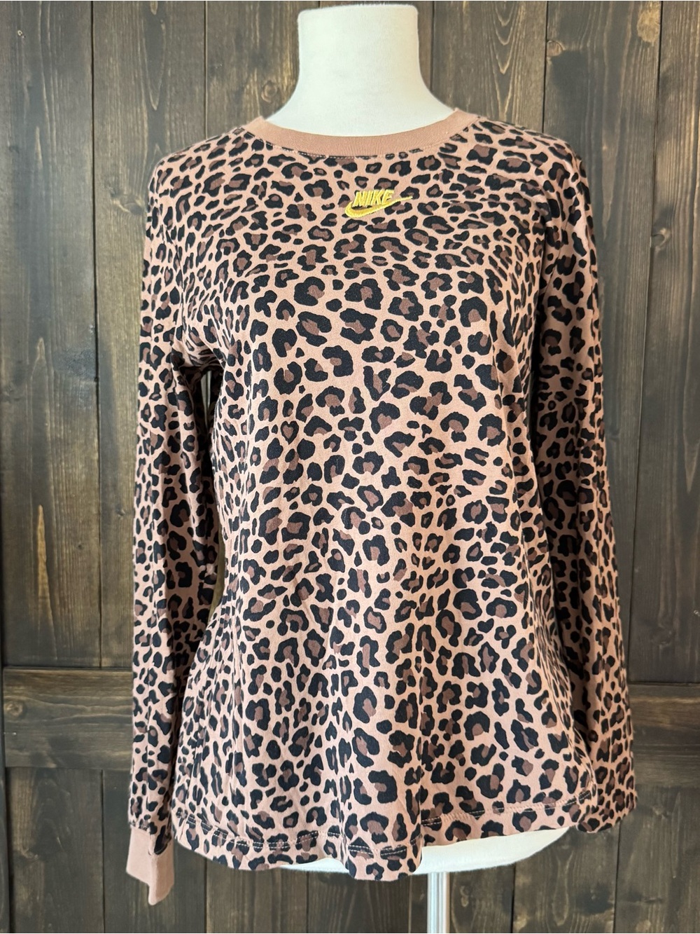 Women’s Nike Cheetah Leopard Logo Grunge Casual Long Sleeved Tee T-Shirt Medium